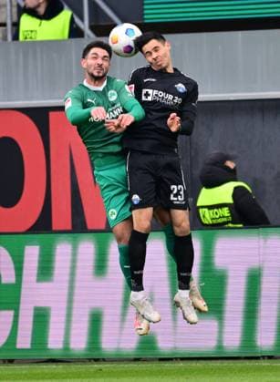 21.01.2024 - Fussball - Saison 2023 2024 - 2. Fussball - Bundesliga - 18. Spieltag: SC Paderborn 07 SCP - SpVgg Greuther Fürth ( Kleeblatt ) - Sportfoto Zink - xwoxzix - DFL regulations prohibit any use of photographs as image sequences and or quasi-video - only for editorial use - Kerim Calhanoglu (21, SpVgg Greuther Fürth ) im Kopfballduell mit Raphael Obermair (23, SC Paderborn 07 )