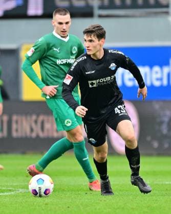 21.01.2024 - Fussball - Saison 2023 2024 - 2. Fussball - Bundesliga - 18. Spieltag: SC Paderborn 07 SCP - SpVgg Greuther Fürth ( Kleeblatt ) - Sportfoto Zink - xwoxzix - DFL regulations prohibit any use of photographs as image sequences and or quasi-video - only for editorial use - Martin Ens (43, SC Paderborn 07 ) vor Tim Lemperle (19, SpVgg Greuther Fürth )