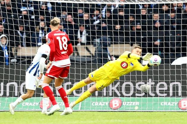 21.01.2024, xtgx, Fussball 2.Bundesliga, Hertha BSC Berlin - Fortuna Duesseldorf emspor, v.l. Isak Bergmann Johannesson (Fortuna Duesseldorf) erzielt das Tor zum scores the goal 1:1 Tjark Ernst (Hertha BSC Berlin) (DFL DFB REGULATIONS PROHIBIT ANY USE OF PHOTOGRAPHS as IMAGE SEQUENCES and or QUASI-VIDEO) Berlin