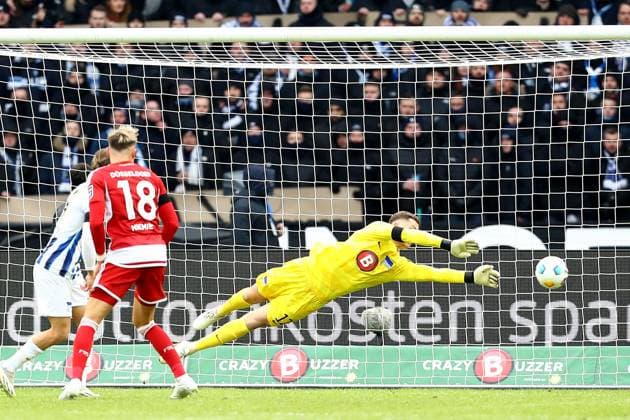 21.01.2024, xtgx, Fussball 2.Bundesliga, Hertha BSC Berlin - Fortuna Duesseldorf emspor, v.l. Isak Bergmann Johannesson (Fortuna Duesseldorf) erzielt das Tor zum scores the goal 1:1 Tjark Ernst (Hertha BSC Berlin) (DFL DFB REGULATIONS PROHIBIT ANY USE OF PHOTOGRAPHS as IMAGE SEQUENCES and or QUASI-VIDEO) Berlin