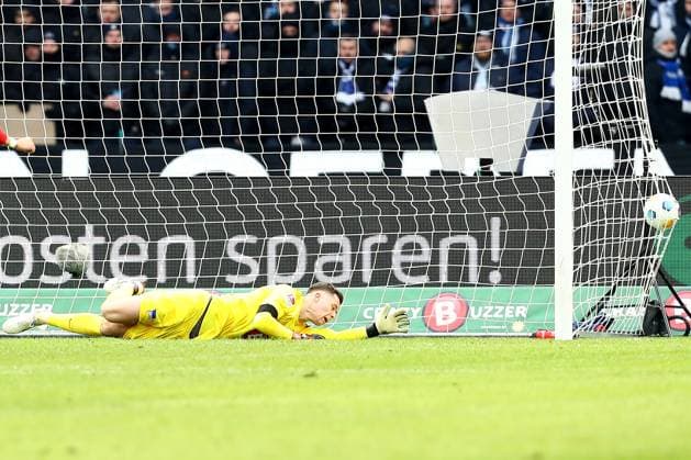 21.01.2024, xtgx, Fussball 2.Bundesliga, Hertha BSC Berlin - Fortuna Duesseldorf emspor, v.l. Isak Bergmann Johannesson (Fortuna Duesseldorf) erzielt das Tor zum scores the goal 1:1 Tjark Ernst (Hertha BSC Berlin) (DFL DFB REGULATIONS PROHIBIT ANY USE OF PHOTOGRAPHS as IMAGE SEQUENCES and or QUASI-VIDEO) Berlin