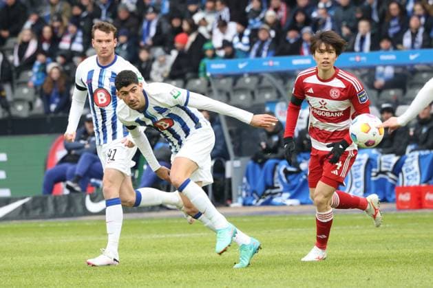 DEU, DFL, 2. FBL, Hertha BSC vs. Fortuna Duesseldorf, 21.01.2024, Berliner Olympiastadion, Berlin, DEU, DFL, 2. FBL, Hertha BSC vs. Fortuna Duesseldorf, im Bild Andreas Bouchalakis (Hertha BSC Berlin 5), Pascal Klemens (Hertha BSC Berlin 41),Ao Tanaka (Fortuna Duesseldorf 4) DFL - regulations prohibit any use of Photographs as image sequences and or quasi-video Foto: Juergen Engler nordphoto GmbH