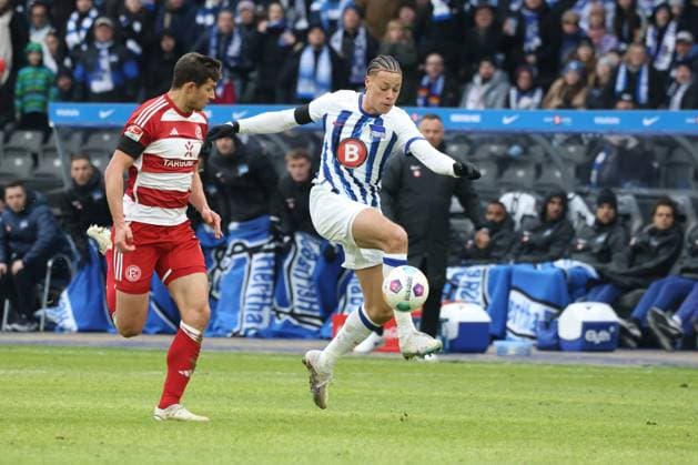 DEU, DFL, 2. FBL, Hertha BSC vs. Fortuna Duesseldorf, 21.01.2024, Berliner Olympiastadion, Berlin, DEU, DFL, 2. FBL, Hertha BSC vs. Fortuna Duesseldorf, im Bild Derry Scherhant (Hertha BSC Berlin 39), Tim Oberdorf (Fortuna Duesseldorf 15) DFL - regulations prohibit any use of Photographs as image sequences and or quasi-video Foto: Juergen Engler nordphoto GmbH