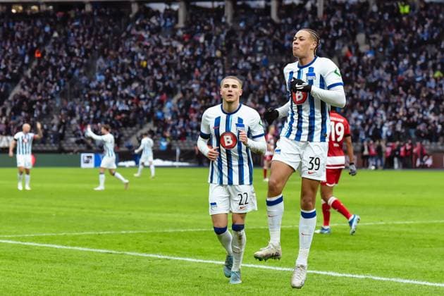 Fussball 2. Bundesliga, Hertha BSC - Fortuna Duesseldorf 21.01.2024, xdanx, Fussball 2. Bundesliga, Hertha BSC - Fortuna Duesseldorf, v.l. Jubel nach dem 2:1 durch Derry Scherhant (Hertha BSC 39),Marten Winkler (Hertha BSC 22) (DFL DFB REGULATIONS PROHIBIT ANY USE OF PHOTOGRAPHS as IMAGE SEQUENCES and or QUASI-VIDEO) Foto: Daniel Lakomski Mix1 Berlin Olympiastadion Berlin Berlin Deutschland (DE)