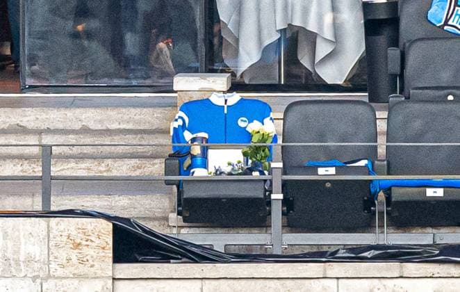 Fussball, Herren, Saison 2023 2024, 2. Bundesliga (18. Spieltag), Hertha BSC - Fortuna Düsseldorf, Gedenken an den verstorbenen Präsidenten Kay Bernstein (Hertha BSC), im Bild: über den Platz von Kay Bernstein wurde die Retro-Jacke, die er häufig trug, gehangen, außerdem liegen Blumen und ein Megafon auf dem Stuhl, 21.01. 2024, *** Football, Men, Season 2023 2024, 2 Bundesliga 18 Matchday , Hertha BSC Fortuna Düsseldorf, Commemoration of the late president Kay Bernstein Hertha BSC , in the picture above Kay Bernsteins seat the retro jacket he often wore was hung, also flowers and a megaphone lie on the chair, 21 01 2024, Copyright: xMatthiasxKochx