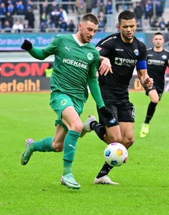 21.01.2024 - Fussball - Saison 2023 2024 - 2. Fussball - Bundesliga - 18. Spieltag: SC Paderborn 07 SCP - SpVgg Greuther Fürth ( Kleeblatt ) - Sportfoto Zink - xwoxzix - DFL regulations prohibit any use of photographs as image sequences and or quasi-video - only for editorial use - Lukas Petkov (16, SpVgg Greuther Fürth ) Visar Musliu (16, SC Paderborn 07 )