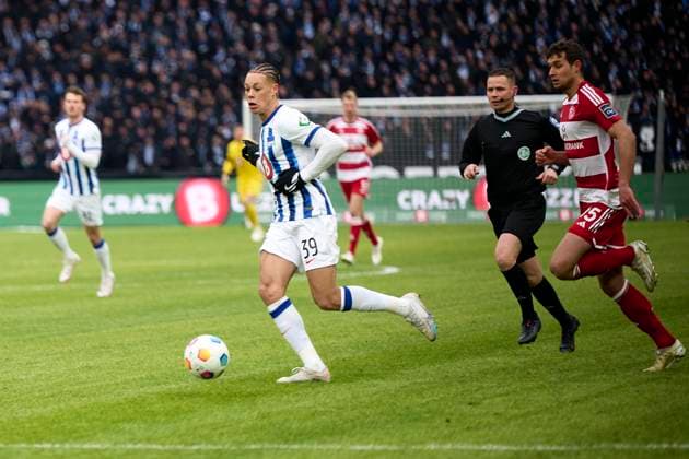 Derry Scherhant (Hertha BSC, 39), Tim Oberdorf (Fortuna Duesseldorf, 15), GER, Hertha BSC vs. Fortuna Duesseldorf, Fussball Herren, 2. Bundesliga, Saison 2023 2024, 18. Spieltag, 21.01.2024. (DFL REGULATIONS PROHIBIT ANY USE OF PHOTOGRAPHS AS IMAGE SEQUENCES AND OR QUASI - VIDEO). GER, Hertha BSC vs. Fortuna Duesseldorf, Fussball Herren, 2. Bundesliga, Saison 2023 2024, 18. Spieltag, 21.01.2024. Berlin