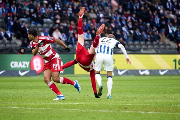 Marten Winkler (Hertha BSC, 22), Emmanuel Iyoha (Fortuna Duesseldorf, 19), Christos Tzolis (Fortuna Duesseldorf, 07) in der Luft, GER, Hertha BSC vs. Fortuna Duesseldorf, Fussball Herren, 2. Bundesliga, Saison 2023 2024, 18. Spieltag, 21.01.2024. (DFL REGULATIONS PROHIBIT ANY USE OF PHOTOGRAPHS AS IMAGE SEQUENCES AND OR QUASI - VIDEO). GER, Hertha BSC vs. Fortuna Duesseldorf, Fussball Herren, 2. Bundesliga, Saison 2023 2024, 18. Spieltag, 21.01.2024. Berlin