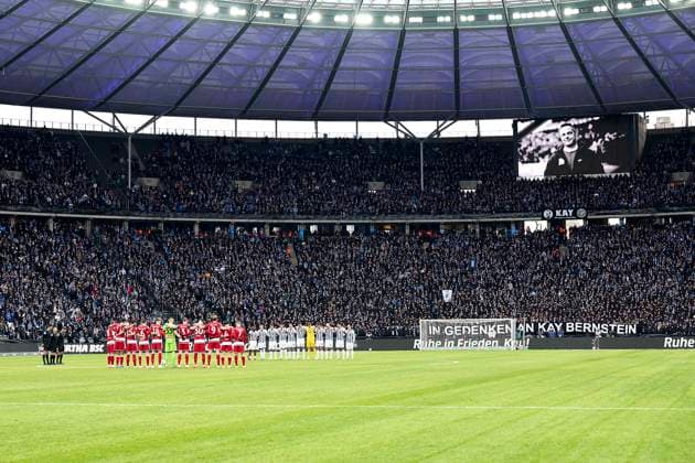 Schweigeminute für Kay Bernstein (Hertha BSC, Praesident gest. 16.01.2024), GER, Hertha BSC vs. Fortuna Duesseldorf, Fussball Herren, 2. Bundesliga, Saison 2023 2024, 18. Spieltag, 21.01.2024. (DFL REGULATIONS PROHIBIT ANY USE OF PHOTOGRAPHS AS IMAGE SEQUENCES AND OR QUASI - VIDEO). GER, Hertha BSC vs. Fortuna Duesseldorf, Fussball Herren, 2. Bundesliga, Saison 2023 2024, 18. Spieltag, 21.01.2024. Berlin