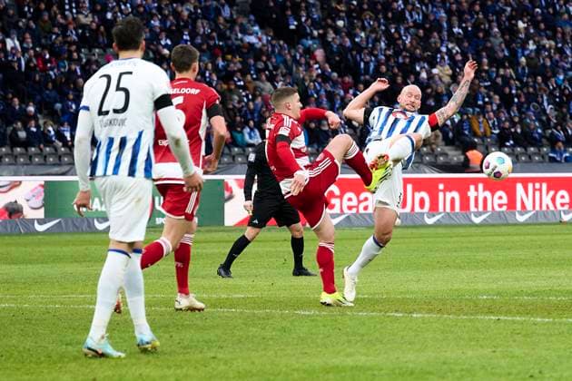 Toni Leistner (Hertha BSC, 37), Christos Tzolis (Fortuna Duesseldorf, 07), Haris Tabakovic (Hertha BSC, 25), GER, Hertha BSC vs. Fortuna Duesseldorf, Fussball Herren, 2. Bundesliga, Saison 2023 2024, 18. Spieltag, 21.01.2024. (DFL REGULATIONS PROHIBIT ANY USE OF PHOTOGRAPHS AS IMAGE SEQUENCES AND OR QUASI - VIDEO). GER, Hertha BSC vs. Fortuna Duesseldorf, Fussball Herren, 2. Bundesliga, Saison 2023 2024, 18. Spieltag, 21.01.2024. Berlin