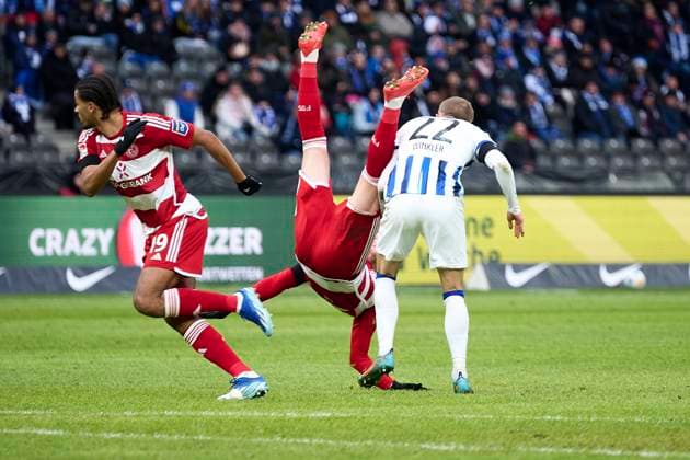 Marten Winkler (Hertha BSC, 22), Emmanuel Iyoha (Fortuna Duesseldorf, 19), Christos Tzolis (Fortuna Duesseldorf, 07) in der Luft, GER, Hertha BSC vs. Fortuna Duesseldorf, Fussball Herren, 2. Bundesliga, Saison 2023 2024, 18. Spieltag, 21.01.2024. (DFL REGULATIONS PROHIBIT ANY USE OF PHOTOGRAPHS AS IMAGE SEQUENCES AND OR QUASI - VIDEO). GER, Hertha BSC vs. Fortuna Duesseldorf, Fussball Herren, 2. Bundesliga, Saison 2023 2024, 18. Spieltag, 21.01.2024. Berlin