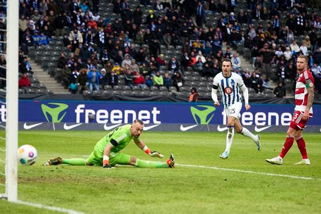 Haris Tabakovic (Hertha BSC, 25) mit Schuss auf Pfosten, Andre Hoffmann (Fortuna Duesseldorf, 03), GER, Hertha BSC vs. Fortuna Duesseldorf, Fussball Herren, 2. Bundesliga, Saison 2023 2024, 18. Spieltag, 21.01.2024. (DFL REGULATIONS PROHIBIT ANY USE OF PHOTOGRAPHS AS IMAGE SEQUENCES AND OR QUASI - VIDEO). GER, Hertha BSC vs. Fortuna Duesseldorf, Fussball Herren, 2. Bundesliga, Saison 2023 2024, 18. Spieltag, 21.01.2024. Berlin