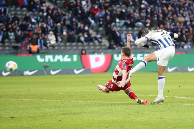 21.01.2024, xtgx, Fussball 2.Bundesliga, Hertha BSC Berlin - Fortuna Duesseldorf emspor, v.l. Derry Scherhant (Hertha BSC Berlin) erzielt das Tor zum scores the goal 2:1 (DFL DFB REGULATIONS PROHIBIT ANY USE OF PHOTOGRAPHS as IMAGE SEQUENCES and or QUASI-VIDEO) Berlin