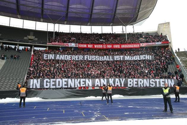 21.01.2024, xtgx, Fussball 2.Bundesliga, Hertha BSC Berlin - Fortuna Duesseldorf emspor, v.l. Fans, Zuschauer, Ultras, Schals, Fahnen, Stimmung, Fortuna Spruchband Plakat Schild fuer den verstorbenen Kay Bernstein Trauer (DFL DFB REGULATIONS PROHIBIT ANY USE OF PHOTOGRAPHS as IMAGE SEQUENCES and or QUASI-VIDEO) Berlin