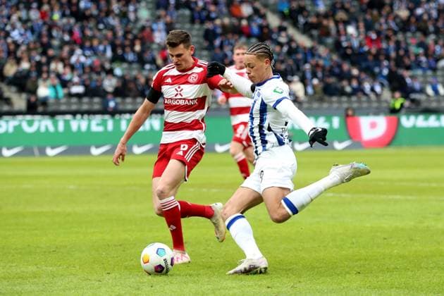 21.01.2024, xtgx, Fussball 2.Bundesliga, Hertha BSC Berlin - Fortuna Duesseldorf emspor, v.l. Derry Scherhant (Hertha BSC Berlin) Yannik Engelhardt (Fortuna Duesseldorf) Zweikampf, Aktion, action, battle for the ball (DFL DFB REGULATIONS PROHIBIT ANY USE OF PHOTOGRAPHS as IMAGE SEQUENCES and or QUASI-VIDEO) Berlin