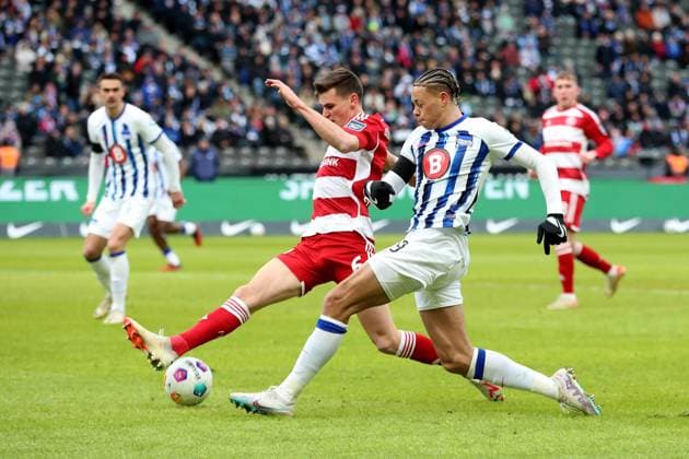 21.01.2024, xtgx, Fussball 2.Bundesliga, Hertha BSC Berlin - Fortuna Duesseldorf emspor, v.l. Derry Scherhant (Hertha BSC Berlin) Yannik Engelhardt (Fortuna Duesseldorf) Zweikampf, Aktion, action, battle for the ball (DFL DFB REGULATIONS PROHIBIT ANY USE OF PHOTOGRAPHS as IMAGE SEQUENCES and or QUASI-VIDEO) Berlin