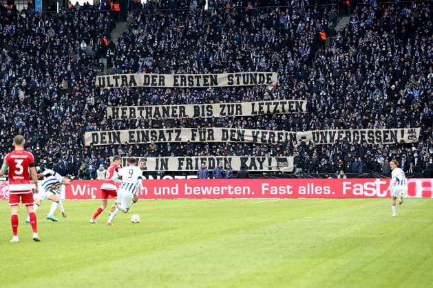 21.01.2024, xtgx, Fussball 2.Bundesliga, Hertha BSC Berlin - Fortuna Duesseldorf emspor, v.l. Spruchband Plakat Schild fuer den verstorbenen Kay Bernstein Trauer (DFL DFB REGULATIONS PROHIBIT ANY USE OF PHOTOGRAPHS as IMAGE SEQUENCES and or QUASI-VIDEO) Berlin