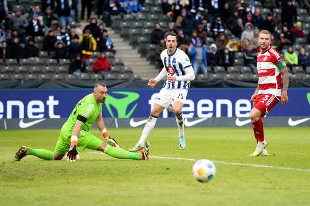 21.01.2024, xtgx, Fussball 2.Bundesliga, Hertha BSC Berlin - Fortuna Duesseldorf emspor, v.l. Torschuss Haris Tabakovic (Hertha BSC Berlin) (DFL DFB REGULATIONS PROHIBIT ANY USE OF PHOTOGRAPHS as IMAGE SEQUENCES and or QUASI-VIDEO) Berlin