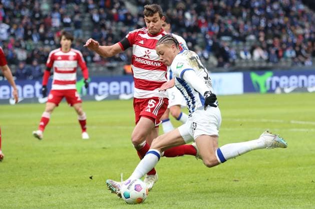 21.01.2024, xtgx, Fussball 2.Bundesliga, Hertha BSC Berlin - Fortuna Duesseldorf emspor, v.l. Tim Oberdorf (Fortuna Duesseldorf) Derry Scherhant (Hertha BSC Berlin) Zweikampf, Aktion, action, battle for the ball (DFL DFB REGULATIONS PROHIBIT ANY USE OF PHOTOGRAPHS as IMAGE SEQUENCES and or QUASI-VIDEO) Berlin