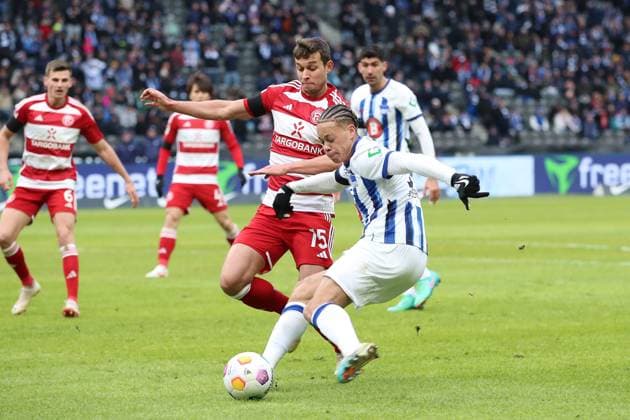 21.01.2024, xtgx, Fussball 2.Bundesliga, Hertha BSC Berlin - Fortuna Duesseldorf emspor, v.l. Tim Oberdorf (Fortuna Duesseldorf) Derry Scherhant (Hertha BSC Berlin) Zweikampf, Aktion, action, battle for the ball (DFL DFB REGULATIONS PROHIBIT ANY USE OF PHOTOGRAPHS as IMAGE SEQUENCES and or QUASI-VIDEO) Berlin
