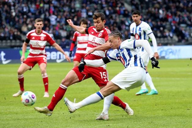 21.01.2024, xtgx, Fussball 2.Bundesliga, Hertha BSC Berlin - Fortuna Duesseldorf emspor, v.l. Tim Oberdorf (Fortuna Duesseldorf) Derry Scherhant (Hertha BSC Berlin) Zweikampf, Aktion, action, battle for the ball (DFL DFB REGULATIONS PROHIBIT ANY USE OF PHOTOGRAPHS as IMAGE SEQUENCES and or QUASI-VIDEO) Berlin