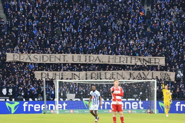 DEU, DFL, 2. FBL, Hertha BSC vs. Fortuna Duesseldorf, 21.01.2024, Berliner Olympiastadion, Berlin, DEU, DFL, 2. FBL, Hertha BSC vs. Fortuna Duesseldorf, im Bild Trauer der Hertha-Fans fuer Praesident Kay Bernstein (Hertha BSC Berlin) DFL - regulations prohibit any use of Photographs as image sequences and or quasi-video Foto: Juergen Engler nordphoto GmbH