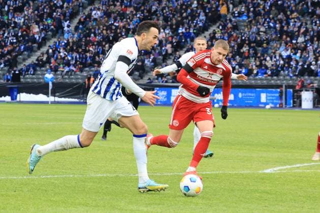 DEU, DFL, 2. FBL, Hertha BSC vs. Fortuna Duesseldorf, 21.01.2024, Berliner Olympiastadion, Berlin, DEU, DFL, 2. FBL, Hertha BSC vs. Fortuna Duesseldorf, im Bild Haris Tabakovic (Hertha BSC Berlin 25), Andre Hoffmann (Fortuna Duesseldorf 3) DFL - regulations prohibit any use of Photographs as image sequences and or quasi-video Foto: Juergen Engler nordphoto GmbH