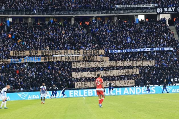 DEU, DFL, 2. FBL, Hertha BSC vs. Fortuna Duesseldorf, 21.01.2024, Berliner Olympiastadion, Berlin, DEU, DFL, 2. FBL, Hertha BSC vs. Fortuna Duesseldorf, im Bild Trauer der Hertha-Fans fuer Praesident Kay Bernstein (Hertha BSC Berlin) DFL - regulations prohibit any use of Photographs as image sequences and or quasi-video Foto: Juergen Engler nordphoto GmbH