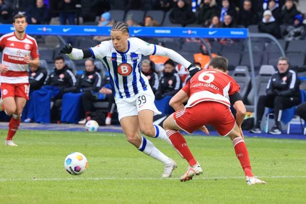 DEU, DFL, 2. FBL, Hertha BSC vs. Fortuna Duesseldorf, 21.01.2024, Berliner Olympiastadion, Berlin, DEU, DFL, 2. FBL, Hertha BSC vs. Fortuna Duesseldorf, im Bild 2:1 durch Derry Scherhant (Hertha BSC Berlin 39), Yannik Engelhardt (Fortuna Duesseldorf 6) DFL - regulations prohibit any use of Photographs as image sequences and or quasi-video Foto: Juergen Engler nordphoto GmbH