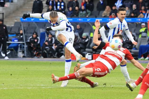 DEU, DFL, 2. FBL, Hertha BSC vs. Fortuna Duesseldorf, 21.01.2024, Berliner Olympiastadion, Berlin, DEU, DFL, 2. FBL, Hertha BSC vs. Fortuna Duesseldorf, im Bild 2:1 durch Derry Scherhant (Hertha BSC Berlin 39), Yannik Engelhardt (Fortuna Duesseldorf 6) DFL - regulations prohibit any use of Photographs as image sequences and or quasi-video Foto: Juergen Engler nordphoto GmbH