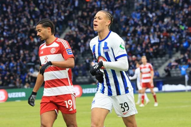 DEU, DFL, 2. FBL, Hertha BSC vs. Fortuna Duesseldorf, 21.01.2024, Berliner Olympiastadion, Berlin, DEU, DFL, 2. FBL, Hertha BSC vs. Fortuna Duesseldorf, im Bild 2:1 durch Derry Scherhant (Hertha BSC Berlin 39), Emmanuel Iyoha (Fortuna Duesseldorf 19) DFL - regulations prohibit any use of Photographs as image sequences and or quasi-video Foto: Juergen Engler nordphoto GmbH