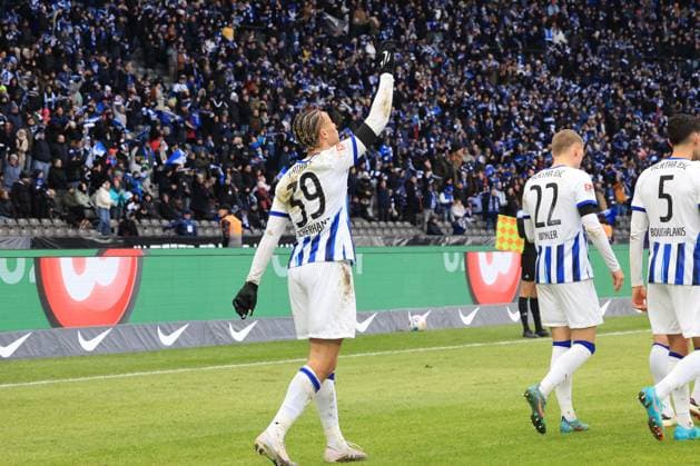 DEU, DFL, 2. FBL, Hertha BSC vs. Fortuna Duesseldorf, 21.01.2024, Berliner Olympiastadion, Berlin, DEU, DFL, 2. FBL, Hertha BSC vs. Fortuna Duesseldorf, im Bild 2:1 durch Derry Scherhant (Hertha BSC Berlin 39), DFL - regulations prohibit any use of Photographs as image sequences and or quasi-video Foto: Juergen Engler nordphoto GmbH