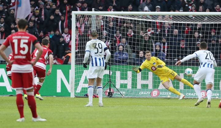 Yannik Engelhardt erzielt das Tor zum 2:2 gegen Torwart Tjark Ernst Fußball Fussball DFL 2.Bundesliga Herren 18.Spieltag Saison 2023 2024 21.01.2024 Hertha BSC Berlin vs. Fortuna Düsseldorf DFL regulations prohibit any use of photographs as image sequences and or quasi-video