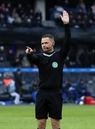 Schiedsrichter Dr. Robert Kampka zeigend, gestikulierend Aktion Oberkörper Fußball Fussball DFL 2.Bundesliga Herren 18.Spieltag Saison 2023 2024 21.01.2024 Hertha BSC Berlin vs. Fortuna Düsseldorf DFL regulations prohibit any use of photographs as image sequences and or quasi-video