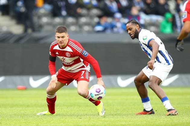21.01.2024, xtgx, Fussball 2.Bundesliga, Hertha BSC Berlin - Fortuna Duesseldorf emspor, v.l. Christos Tzolis (Fortuna Duesseldorf) Deyovasio Zeefuik (Hertha BSC Berlin) Zweikampf, Aktion, action, battle for the ball (DFL DFB REGULATIONS PROHIBIT ANY USE OF PHOTOGRAPHS as IMAGE SEQUENCES and or QUASI-VIDEO) Berlin