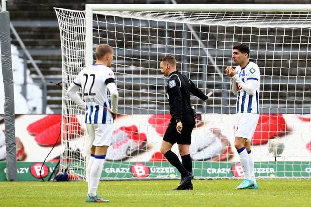 21.01.2024, xtgx, Fussball 2.Bundesliga, Hertha BSC Berlin - Fortuna Duesseldorf emspor, v.l. Schiedsrichter Referee Robert Kampka (Köln Koeln) entscheidet auf Elfmeter Andreas Bouchalakis (Hertha BSC Berlin) (DFL DFB REGULATIONS PROHIBIT ANY USE OF PHOTOGRAPHS as IMAGE SEQUENCES and or QUASI-VIDEO) Berlin