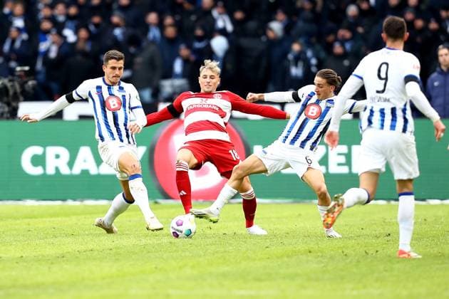 21.01.2024, xtgx, Fussball 2.Bundesliga, Hertha BSC Berlin - Fortuna Duesseldorf emspor, v.l. Marc Oliver Kempf (Hertha BSC Berlin) Jona Niemiec (Fortuna Duesseldorf) Michal Karbownik (Hertha BSC Berlin) Zweikampf, Aktion, action, battle for the ball (DFL DFB REGULATIONS PROHIBIT ANY USE OF PHOTOGRAPHS as IMAGE SEQUENCES and or QUASI-VIDEO) Berlin