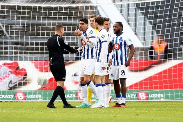 21.01.2024, xtgx, Fussball 2.Bundesliga, Hertha BSC Berlin - Fortuna Duesseldorf emspor, v.l. Schiedsrichter Referee Robert Kampka (Köln Koeln) diskutiert mit Andreas Bouchalakis (Hertha BSC Berlin) (DFL DFB REGULATIONS PROHIBIT ANY USE OF PHOTOGRAPHS as IMAGE SEQUENCES and or QUASI-VIDEO) Berlin