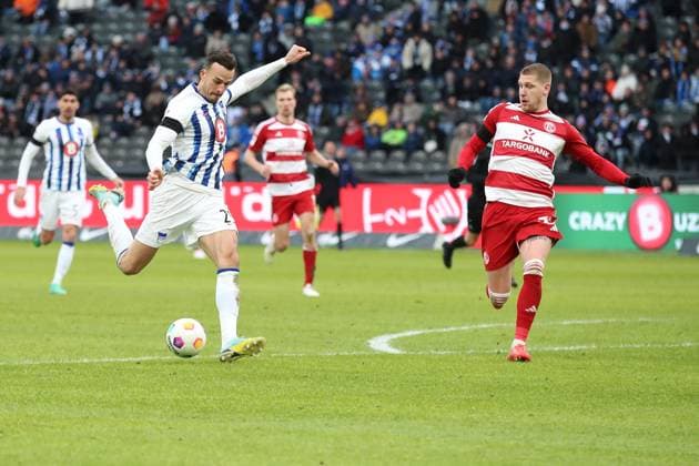 21.01.2024, xtgx, Fussball 2.Bundesliga, Hertha BSC Berlin - Fortuna Duesseldorf emspor, v.l. Haris Tabakovic (Hertha BSC Berlin) Jordy de Wijs (Fortuna Duesseldorf) Zweikampf, Aktion, action, battle for the ball (DFL DFB REGULATIONS PROHIBIT ANY USE OF PHOTOGRAPHS as IMAGE SEQUENCES and or QUASI-VIDEO) Berlin