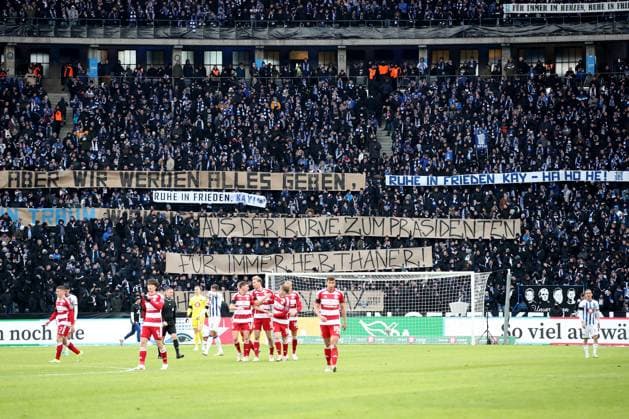 21.01.2024, xtgx, Fussball 2.Bundesliga, Hertha BSC Berlin - Fortuna Duesseldorf emspor, v.l. Spruchband Plakat Schild fuer den verstorbenen Kay Bernstein Trauer (DFL DFB REGULATIONS PROHIBIT ANY USE OF PHOTOGRAPHS as IMAGE SEQUENCES and or QUASI-VIDEO) Berlin