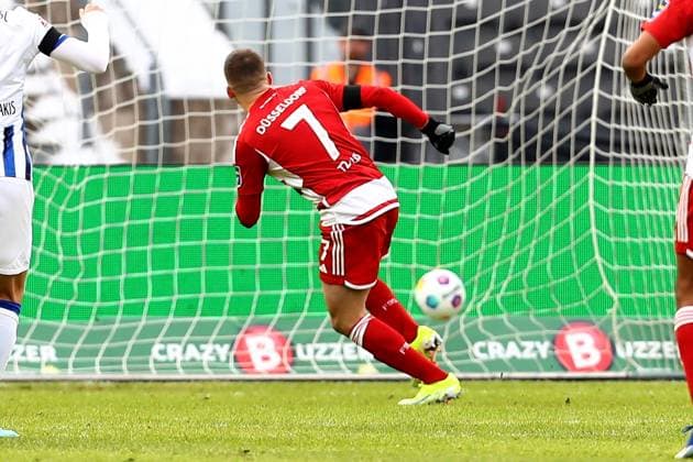 21.01.2024, xtgx, Fussball 2.Bundesliga, Hertha BSC Berlin - Fortuna Duesseldorf emspor, v.l. Christos Tzolis (Fortuna Duesseldorf) erzielt das Tor zum scores the goal 2:2 Elfmeter (DFL DFB REGULATIONS PROHIBIT ANY USE OF PHOTOGRAPHS as IMAGE SEQUENCES and or QUASI-VIDEO) Berlin