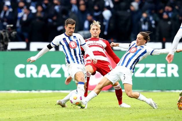 21.01.2024, xtgx, Fussball 2.Bundesliga, Hertha BSC Berlin - Fortuna Duesseldorf emspor, v.l. Marc Oliver Kempf (Hertha BSC Berlin) Jona Niemiec (Fortuna Duesseldorf) Michal Karbownik (Hertha BSC Berlin) Zweikampf, Aktion, action, battle for the ball (DFL DFB REGULATIONS PROHIBIT ANY USE OF PHOTOGRAPHS as IMAGE SEQUENCES and or QUASI-VIDEO) Berlin
