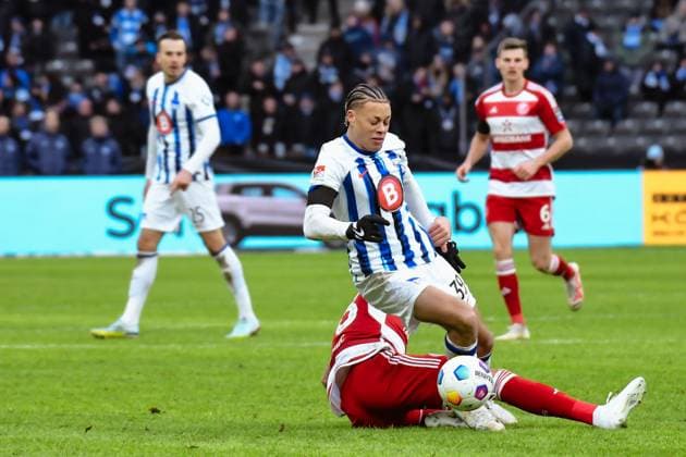 Fussball 2. Bundesliga, Hertha BSC - Fortuna Duesseldorf 21.01.2024, xdanx, Fussball 2. Bundesliga, Hertha BSC - Fortuna Duesseldorf, v.l. Jona Niemiec (Fortuna Duesseldorf 18),Derry Scherhant (Hertha BSC 39),Zweikampf, Duell, Kampf, tackle (DFL DFB REGULATIONS PROHIBIT ANY USE OF PHOTOGRAPHS as IMAGE SEQUENCES and or QUASI-VIDEO) Foto: Daniel Lakomski Mix1 Berlin Olympiastadion Berlin Berlin Deutschland (DE)