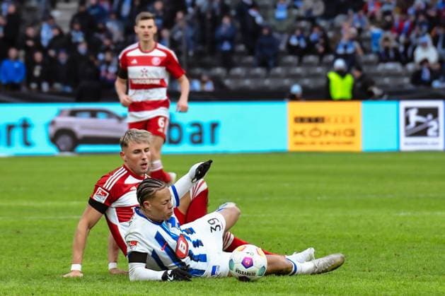 Fussball 2. Bundesliga, Hertha BSC - Fortuna Duesseldorf 21.01.2024, xdanx, Fussball 2. Bundesliga, Hertha BSC - Fortuna Duesseldorf, v.l. Jona Niemiec (Fortuna Duesseldorf 18),Derry Scherhant (Hertha BSC 39),Zweikampf, Duell, Kampf, tackle (DFL DFB REGULATIONS PROHIBIT ANY USE OF PHOTOGRAPHS as IMAGE SEQUENCES and or QUASI-VIDEO) Foto: Daniel Lakomski Mix1 Berlin Olympiastadion Berlin Berlin Deutschland (DE)