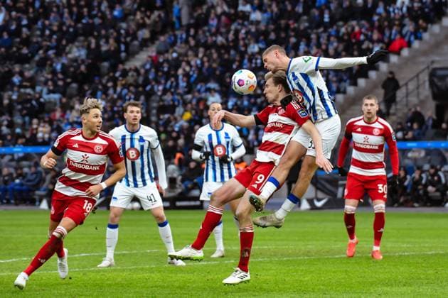 Fussball 2. Bundesliga, Hertha BSC - Fortuna Duesseldorf 21.01.2024, xdanx, Fussball 2. Bundesliga, Hertha BSC - Fortuna Duesseldorf, v.l. Jona Niemiec (Fortuna Duesseldorf 18),Vincent Vermeij (Fortuna Duesseldorf 9),Marton Dardai (Hertha BSC 31),Zweikampf, Duell, Kampf, tackle (DFL DFB REGULATIONS PROHIBIT ANY USE OF PHOTOGRAPHS as IMAGE SEQUENCES and or QUASI-VIDEO) Foto: Daniel Lakomski Mix1 Berlin Olympiastadion Berlin Berlin Deutschland (DE)