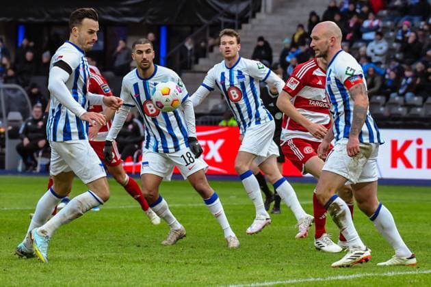 Fussball 2. Bundesliga, Hertha BSC - Fortuna Duesseldorf 21.01.2024, xdanx, Fussball 2. Bundesliga, Hertha BSC - Fortuna Duesseldorf, v.l. Haris Tabakovic (Hertha BSC 25),Aymen Barkok (Hertha BSC 18),Agustin Rogel (Hertha BSC 3),Zweikampf, Duell, Kampf, tackle (DFL DFB REGULATIONS PROHIBIT ANY USE OF PHOTOGRAPHS as IMAGE SEQUENCES and or QUASI-VIDEO) Foto: Daniel Lakomski Mix1 Berlin Olympiastadion Berlin Berlin Deutschland (DE)