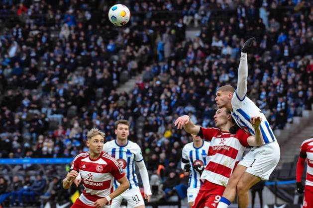 Fussball 2. Bundesliga, Hertha BSC - Fortuna Duesseldorf 21.01.2024, xdanx, Fussball 2. Bundesliga, Hertha BSC - Fortuna Duesseldorf, v.l. Jona Niemiec (Fortuna Duesseldorf 18),Vincent Vermeij (Fortuna Duesseldorf 9),Marton Dardai (Hertha BSC 31),Zweikampf, Duell, Kampf, tackle (DFL DFB REGULATIONS PROHIBIT ANY USE OF PHOTOGRAPHS as IMAGE SEQUENCES and or QUASI-VIDEO) Foto: Daniel Lakomski Mix1 Berlin Olympiastadion Berlin Berlin Deutschland (DE)