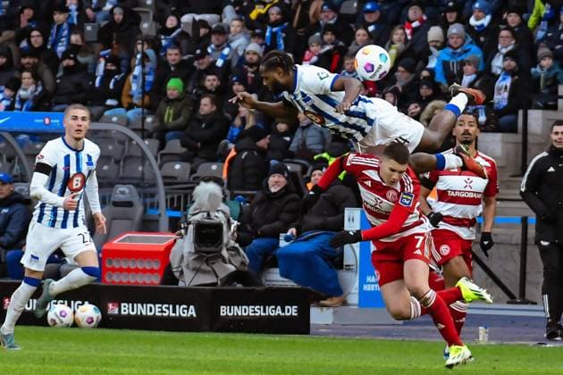 Fussball 2. Bundesliga, Hertha BSC - Fortuna Duesseldorf 21.01.2024, xdanx, Fussball 2. Bundesliga, Hertha BSC - Fortuna Duesseldorf, v.l. Deyovaisio Zeefuik (Hertha BSC 34),Christoph Tzolis (Fortuna Duesseldorf 7),Zweikampf, Duell, Kampf, tackle (DFL DFB REGULATIONS PROHIBIT ANY USE OF PHOTOGRAPHS as IMAGE SEQUENCES and or QUASI-VIDEO) Foto: Daniel Lakomski Mix1 Berlin Olympiastadion Berlin Berlin Deutschland (DE)