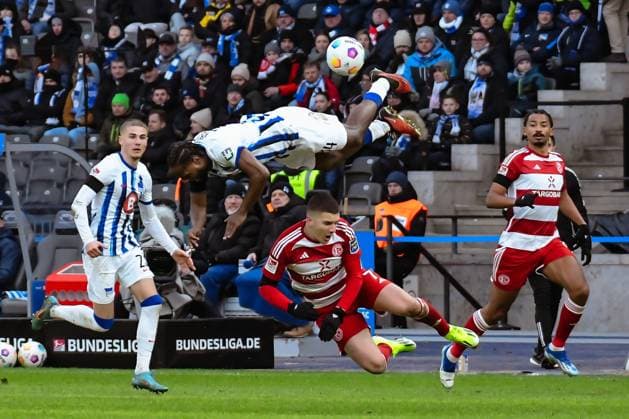 Fussball 2. Bundesliga, Hertha BSC - Fortuna Duesseldorf 21.01.2024, xdanx, Fussball 2. Bundesliga, Hertha BSC - Fortuna Duesseldorf, v.l. Deyovaisio Zeefuik (Hertha BSC 34),Christoph Tzolis (Fortuna Duesseldorf 7),Zweikampf, Duell, Kampf, tackle (DFL DFB REGULATIONS PROHIBIT ANY USE OF PHOTOGRAPHS as IMAGE SEQUENCES and or QUASI-VIDEO) Foto: Daniel Lakomski Mix1 Berlin Olympiastadion Berlin Berlin Deutschland (DE)