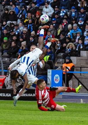 Fussball 2. Bundesliga, Hertha BSC - Fortuna Duesseldorf 21.01.2024, xdanx, Fussball 2. Bundesliga, Hertha BSC - Fortuna Duesseldorf, v.l. Deyovaisio Zeefuik (Hertha BSC 34),Christoph Tzolis (Fortuna Duesseldorf 7),Zweikampf, Duell, Kampf, tackle (DFL DFB REGULATIONS PROHIBIT ANY USE OF PHOTOGRAPHS as IMAGE SEQUENCES and or QUASI-VIDEO) Foto: Daniel Lakomski Mix1 Berlin Olympiastadion Berlin Berlin Deutschland (DE)